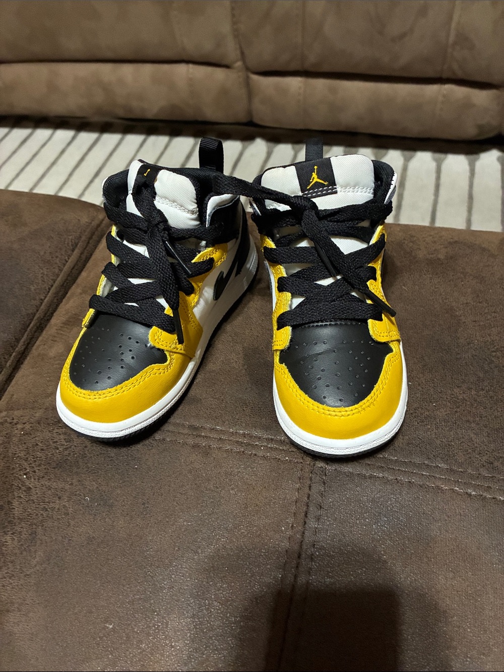Jordan 1 sneakers (toddler)